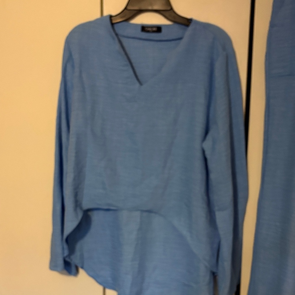Chic Blue V-Neck Blouse - Picture 2 of 5